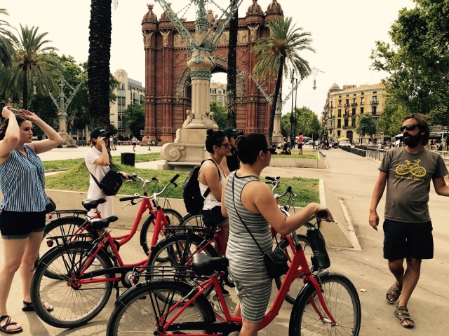 Explicando a los turistas como es la Ciudad Condal